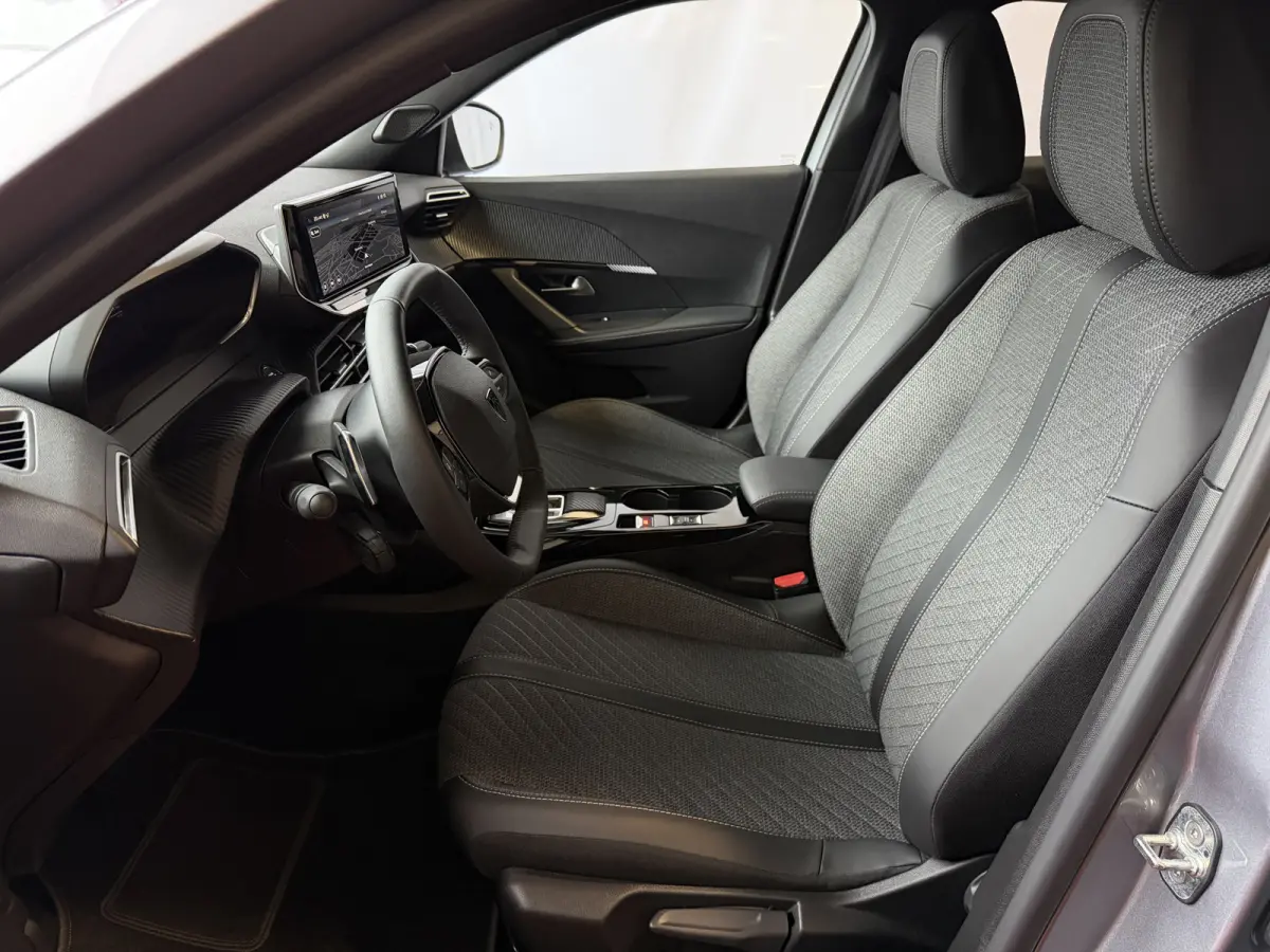 1.2 HYBRID 145e ALLURE CARPLAY I-COCKPIT PEUGEOT NAVI 360.CAMERA ADAP.CRUISE ✅Top Auto's Wijchen , 30 Jaar Specialist in Peugeot : Alle Type's : Style / GT / GT-Line / Allure / Business / 