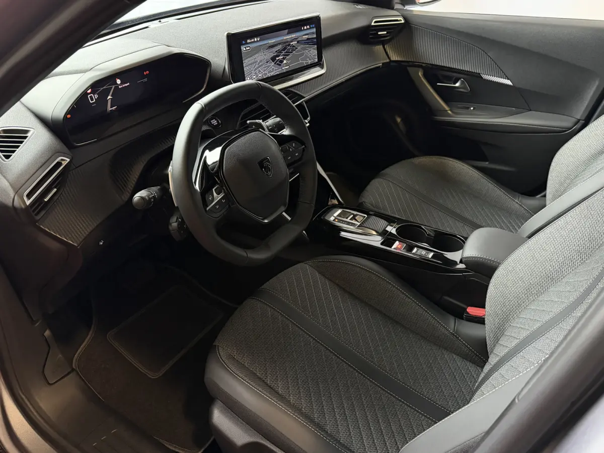 1.2 HYBRID 145e ALLURE CARPLAY I-COCKPIT PEUGEOT NAVI 360.CAMERA ADAP.CRUISE ✅Top Auto's Wijchen , 30 Jaar Specialist in Peugeot : Alle Type's : Style / GT / GT-Line / Allure / Business / 