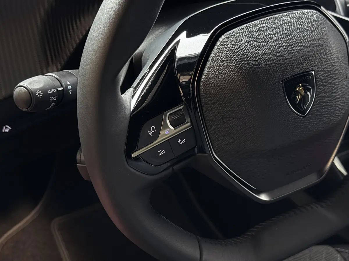 1.2 HYBRID 145e ALLURE CARPLAY I-COCKPIT PEUGEOT NAVI 360.CAMERA ADAP.CRUISE ✅Top Auto's Wijchen , 30 Jaar Specialist in Peugeot : Alle Type's : Style / GT / GT-Line / Allure / Business / 