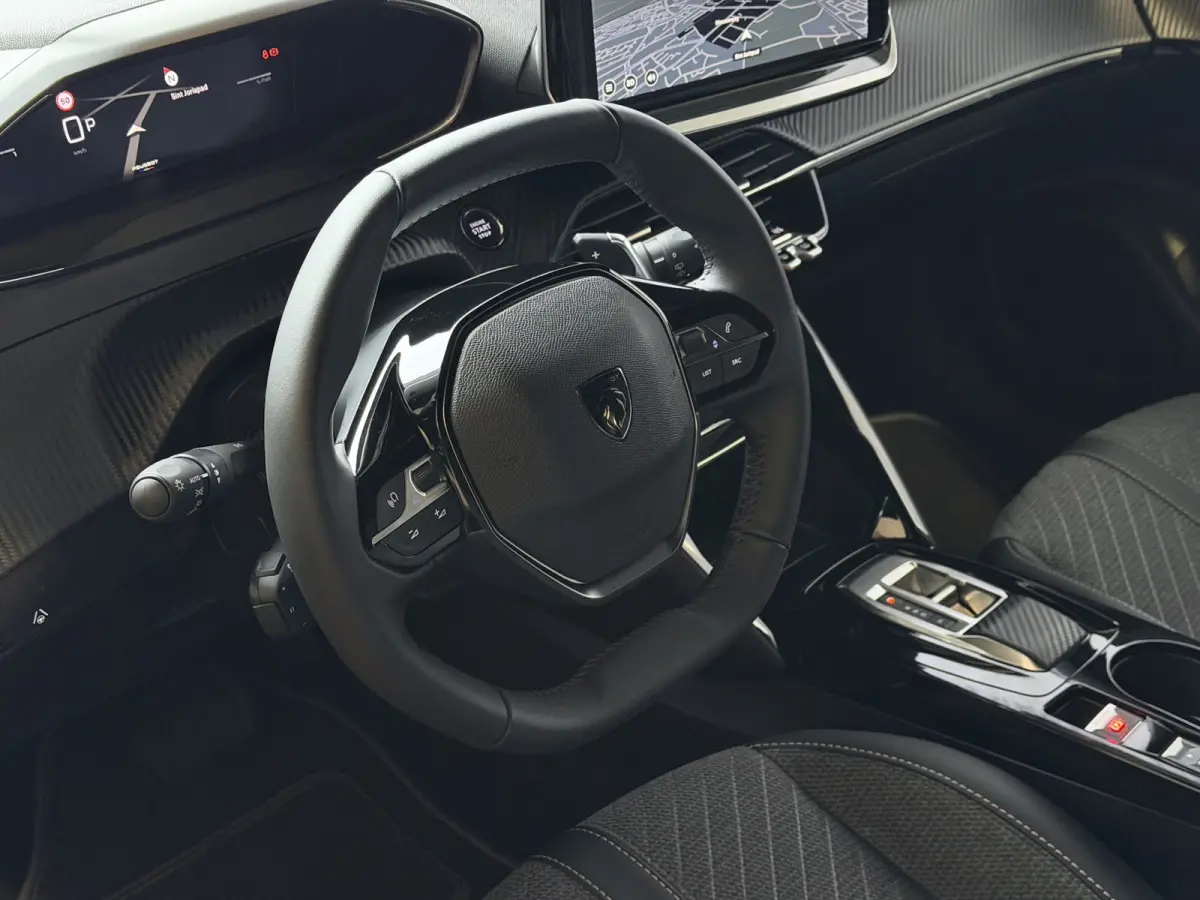 1.2 HYBRID 145e ALLURE CARPLAY I-COCKPIT PEUGEOT NAVI 360.CAMERA ADAP.CRUISE ✅Top Auto's Wijchen , 30 Jaar Specialist in Peugeot : Alle Type's : Style / GT / GT-Line / Allure / Business / 
