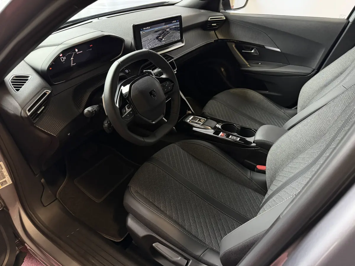 1.2 HYBRID 145e ALLURE CARPLAY I-COCKPIT PEUGEOT NAVI 360.CAMERA ADAP.CRUISE ✅Top Auto's Wijchen , 30 Jaar Specialist in Peugeot : Alle Type's : Style / GT / GT-Line / Allure / Business / 