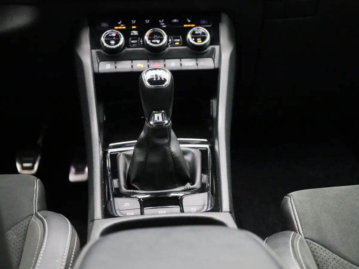 1.5 TSI Sportline Business | STOEL-STUURWIELVERWARMING | CAMERA | NAVIGATIE | SPORTSTOELEN