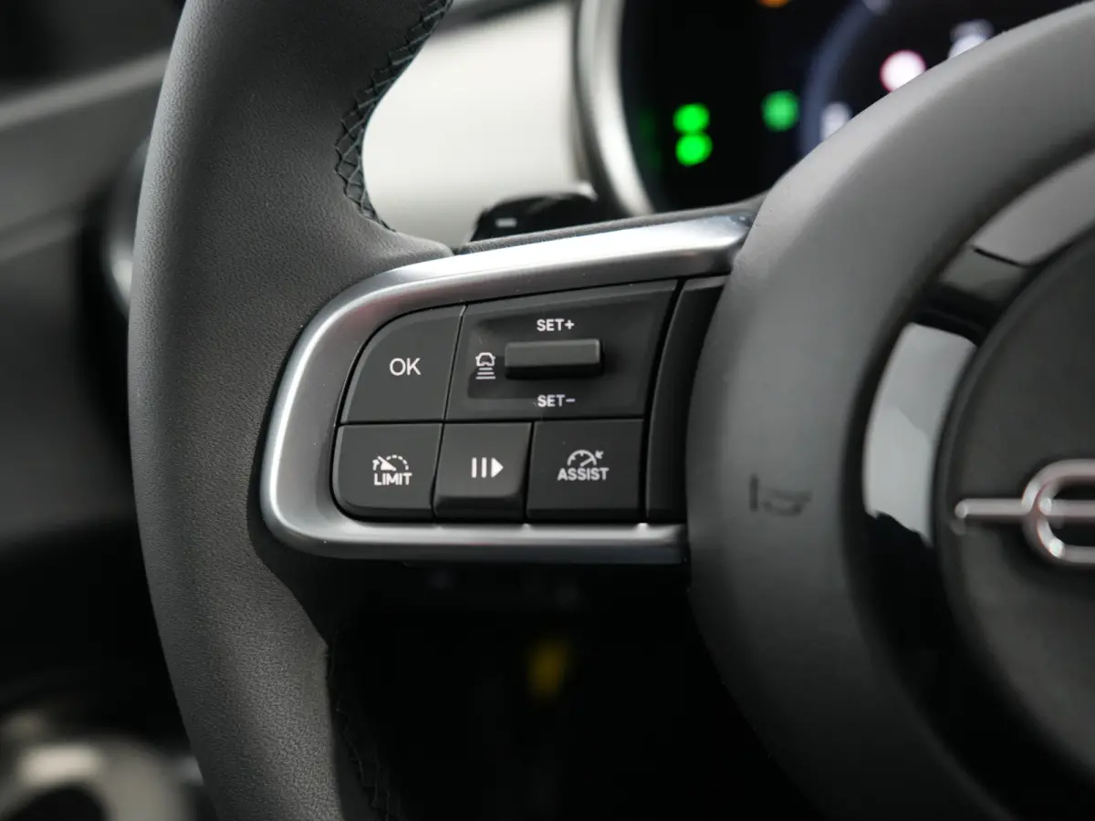 La Prima | 10,25" touchscreen radio met Bluetooth, DAB & USB | 18" lichtmetalen velgen Diamont Cut | Adaptieve cruise control met Intelligent Speed Assist