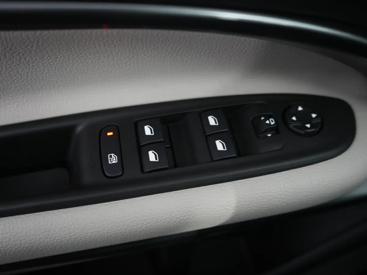La Prima | 10,25" touchscreen radio met Bluetooth, DAB & USB | 18" lichtmetalen velgen Diamont Cut | Adaptieve cruise control met Intelligent Speed Assist