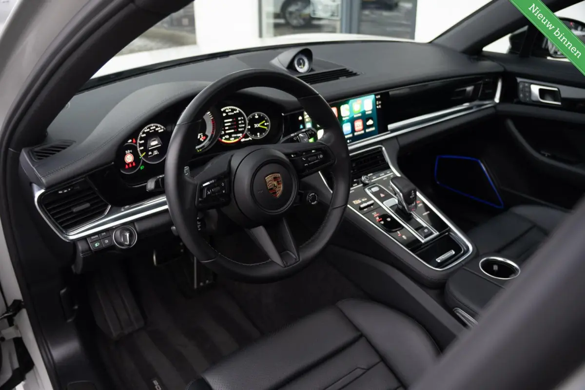 2.9 4S E-Hybrid 560PK|Org NL|1e Eig|Krijt|Sport Design|Panoramadak|Bose|Soft Close|Ambiente|Dealer Onderhouden