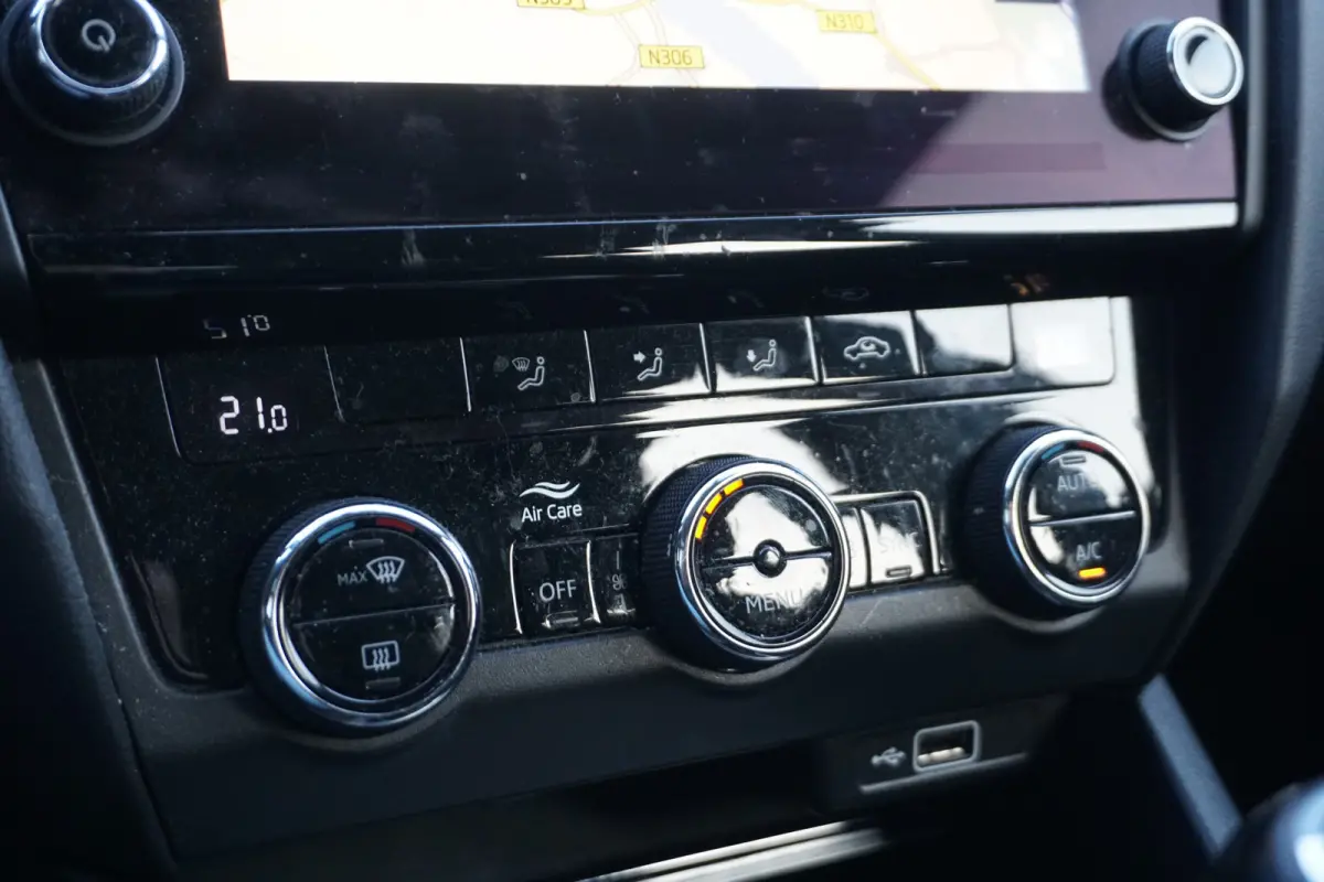 1.0 TSI Greentech Ambition Business | TREKHAAK | ECC | CARPLAY | NAVI |