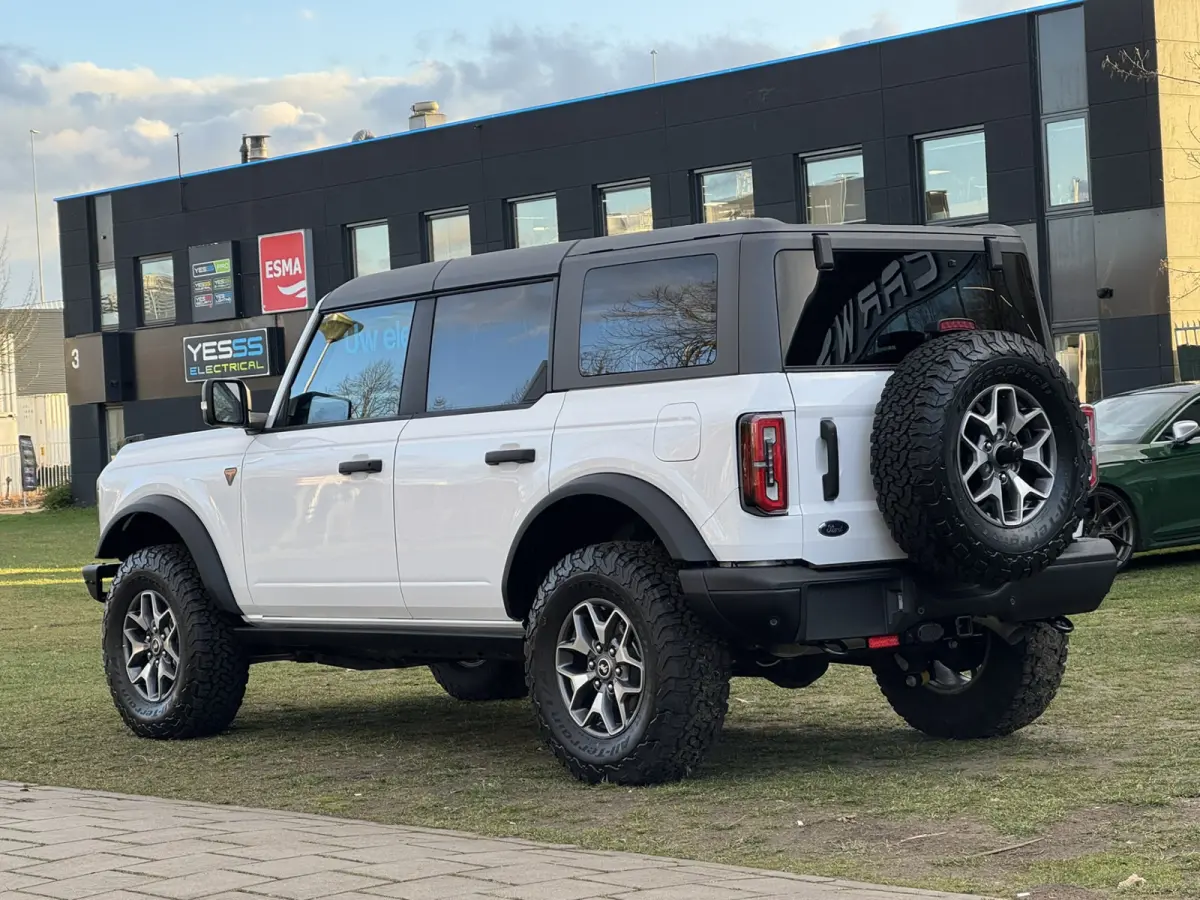 AWD 2.7L V6 BADLANDS