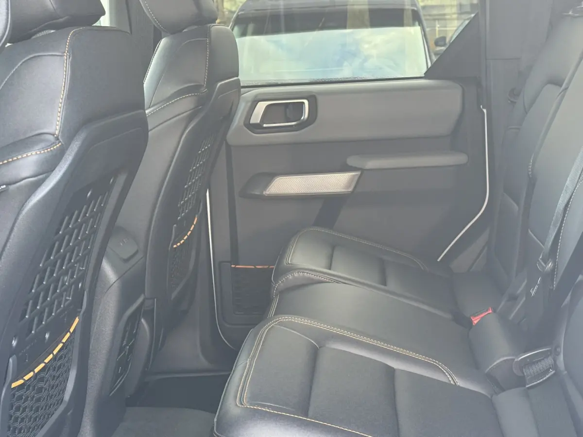 AWD 2.7L V6 BADLANDS
