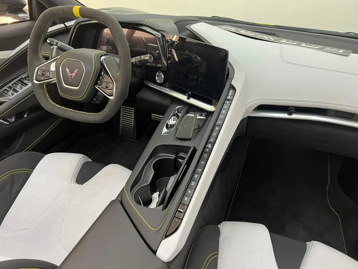 C8.R Carbon Pack