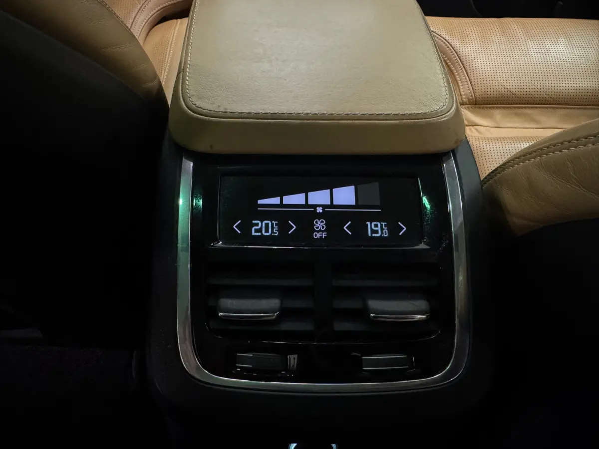 2.0 T8 SOH 89% Inscription Luxury-Line Intellisafe Pro Line Parkeer pakket
