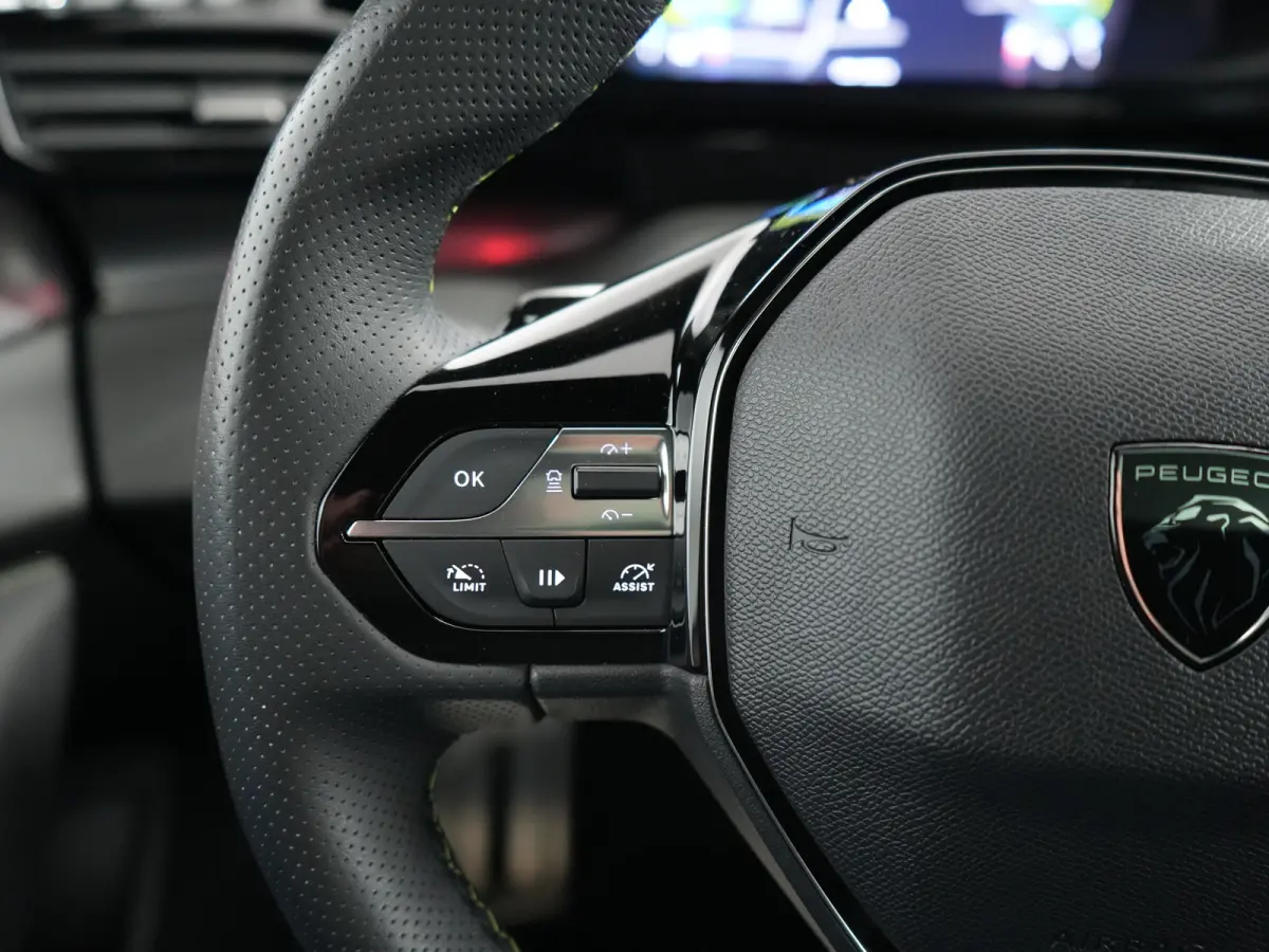 1.6 Plug-in Hybrid 180 GT Panoramadak / 360 camera | Achterbank in 3 delen neerklapbaar met skiluik | Achteropkomend verkeer waarschuwing | Achteruitrij assistent