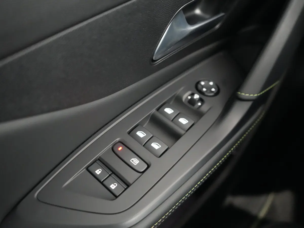 1.6 Plug-in Hybrid 180 GT Panoramadak / 360 camera | Achterbank in 3 delen neerklapbaar met skiluik | Achteropkomend verkeer waarschuwing | Achteruitrij assistent