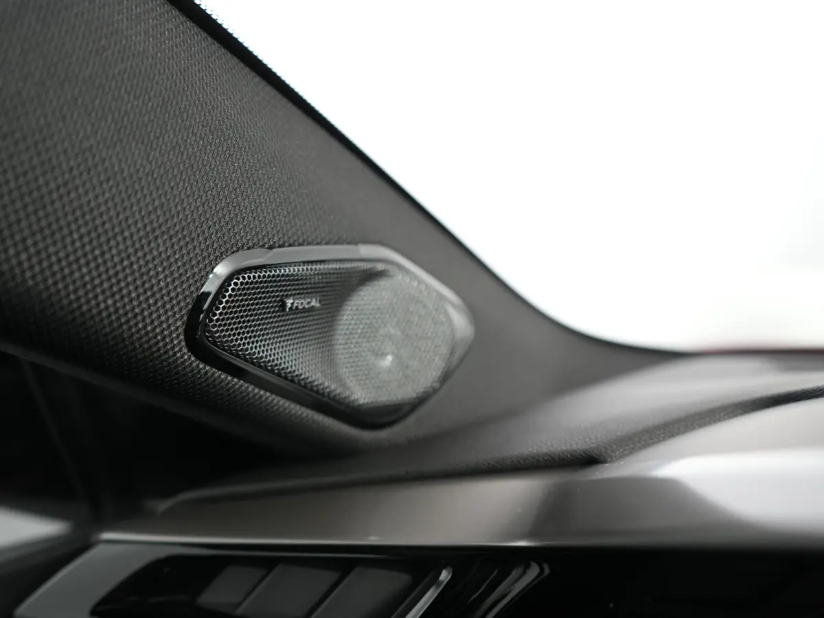 1.6 Plug-in Hybrid 180 GT Panoramadak / 360 camera | Achterbank in 3 delen neerklapbaar met skiluik | Achteropkomend verkeer waarschuwing | Achteruitrij assistent