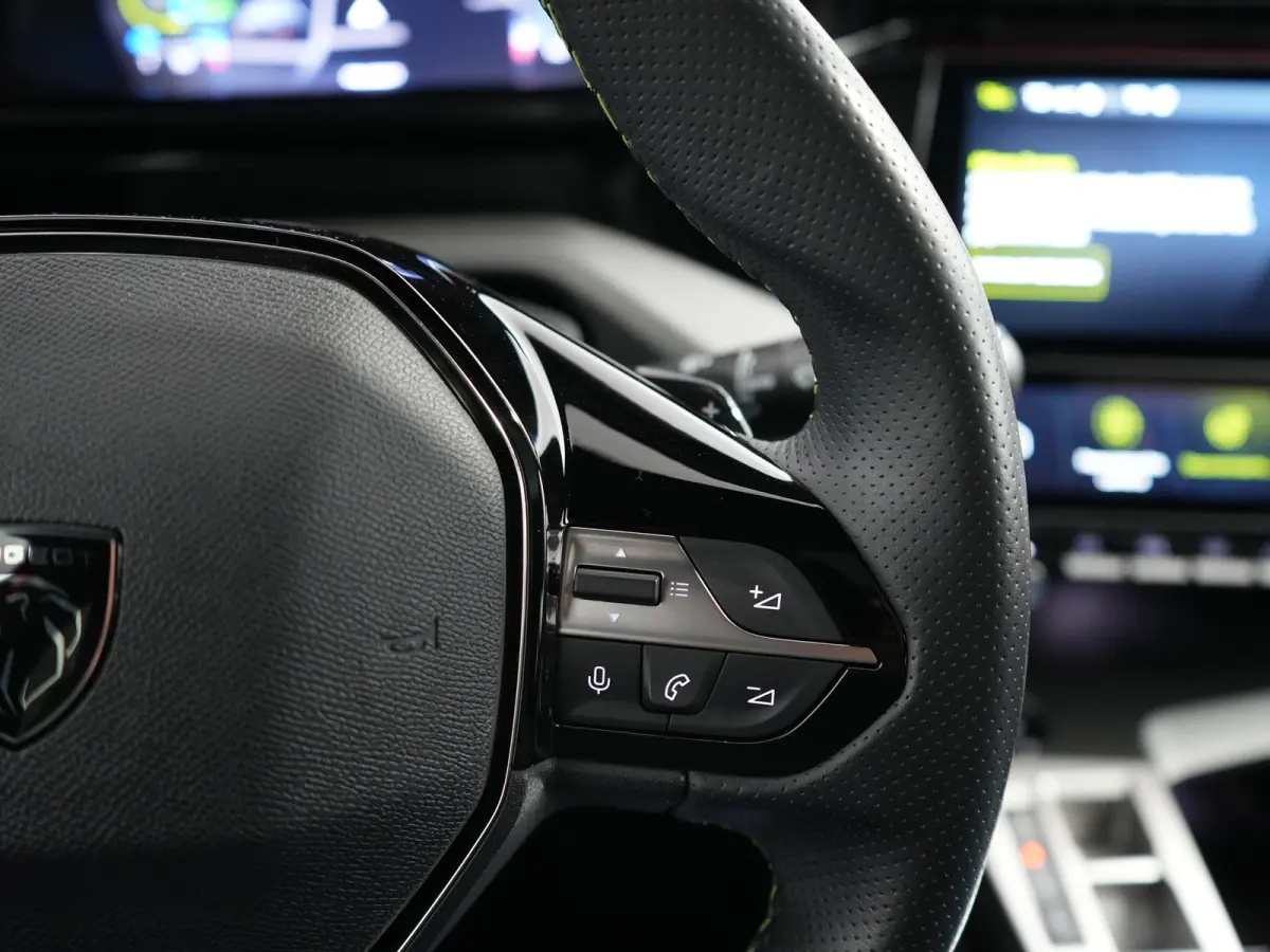 1.6 Plug-in Hybrid 180 GT Panoramadak / 360 camera | Achterbank in 3 delen neerklapbaar met skiluik | Achteropkomend verkeer waarschuwing | Achteruitrij assistent