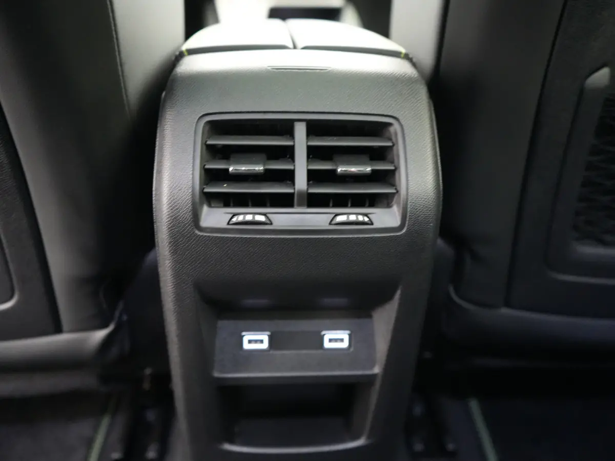 1.6 Plug-in Hybrid 180 GT Panoramadak / 360 camera | Achterbank in 3 delen neerklapbaar met skiluik | Achteropkomend verkeer waarschuwing | Achteruitrij assistent