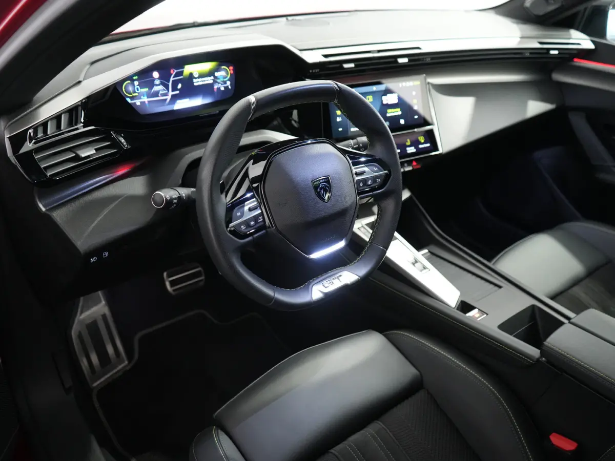 1.6 Plug-in Hybrid 180 GT Panoramadak / 360 camera | Achterbank in 3 delen neerklapbaar met skiluik | Achteropkomend verkeer waarschuwing | Achteruitrij assistent