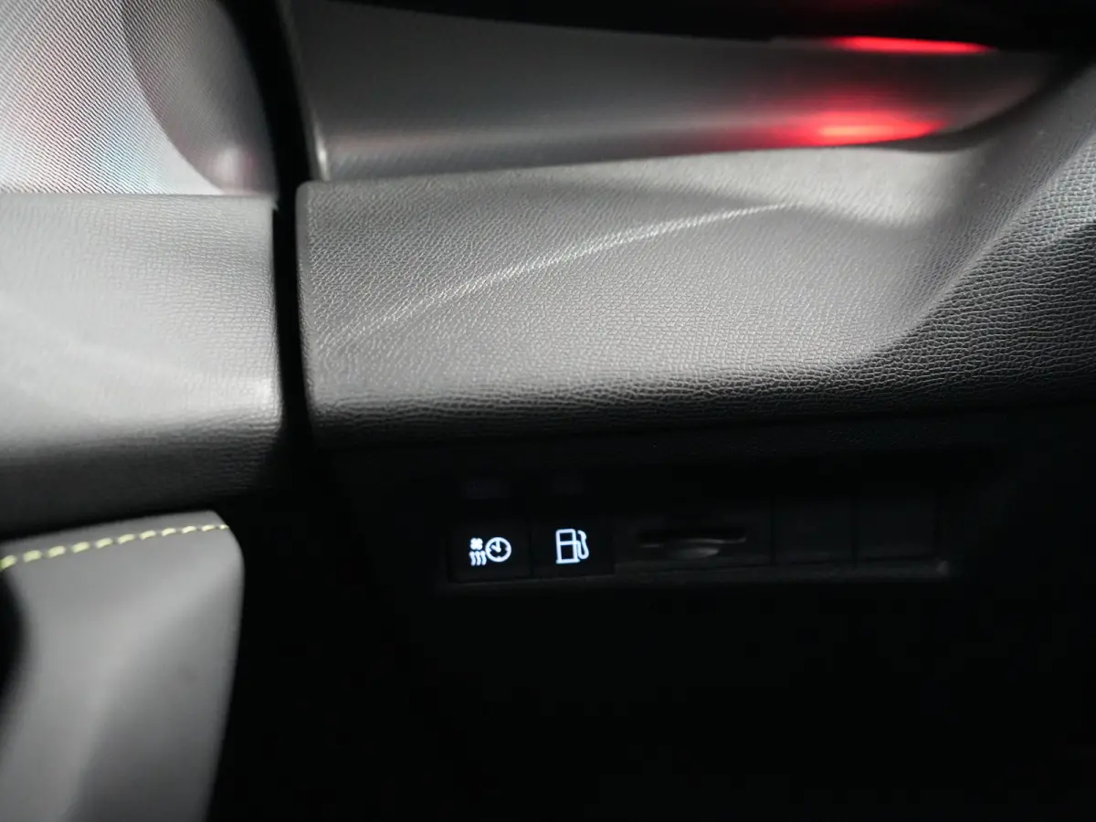 1.6 Plug-in Hybrid 180 GT Panoramadak / 360 camera | Achterbank in 3 delen neerklapbaar met skiluik | Achteropkomend verkeer waarschuwing | Achteruitrij assistent