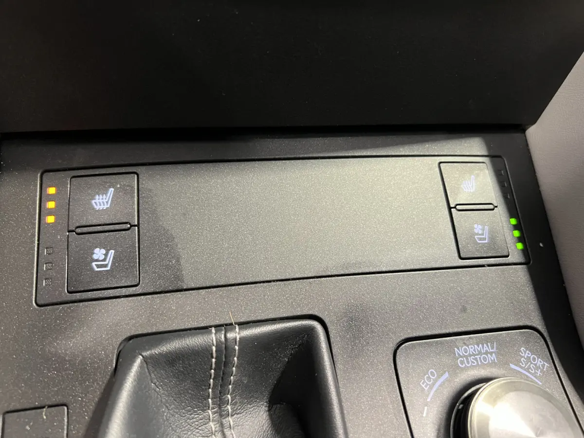 300h F SPORT Line | Navigatie | LM Velgen 19" | Voorstoelen Verwarmd/Geventileerd | Achteruitrijcamera + PDC Voor en Achter | Lederen Bekleding |
