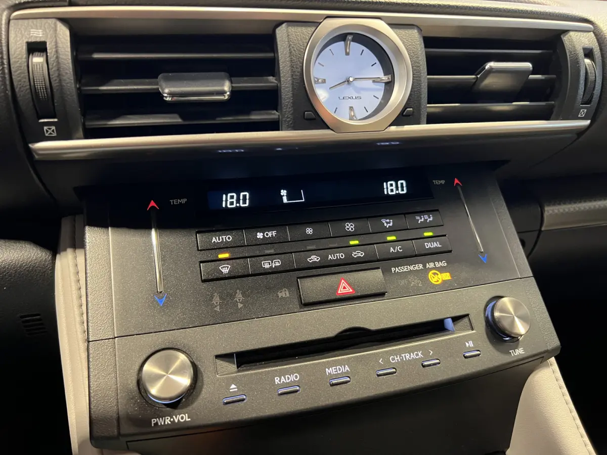 300h F SPORT Line | Navigatie | LM Velgen 19" | Voorstoelen Verwarmd/Geventileerd | Achteruitrijcamera + PDC Voor en Achter | Lederen Bekleding |