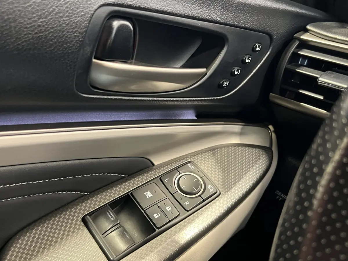 300h F SPORT Line | Navigatie | LM Velgen 19" | Voorstoelen Verwarmd/Geventileerd | Achteruitrijcamera + PDC Voor en Achter | Lederen Bekleding |