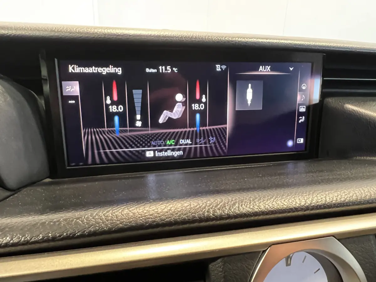 300h F SPORT Line | Navigatie | LM Velgen 19" | Voorstoelen Verwarmd/Geventileerd | Achteruitrijcamera + PDC Voor en Achter | Lederen Bekleding |