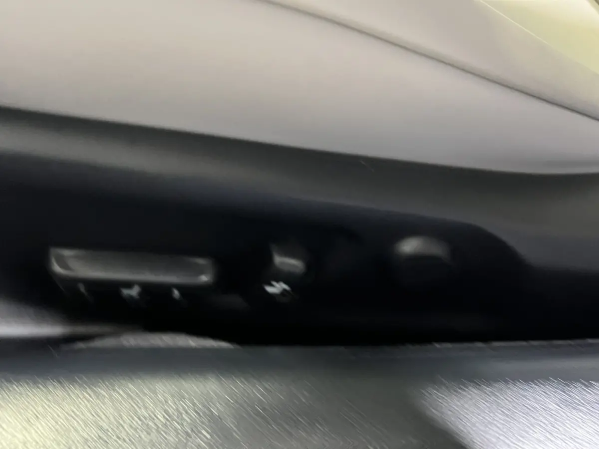 300h F SPORT Line | Navigatie | LM Velgen 19" | Voorstoelen Verwarmd/Geventileerd | Achteruitrijcamera + PDC Voor en Achter | Lederen Bekleding |