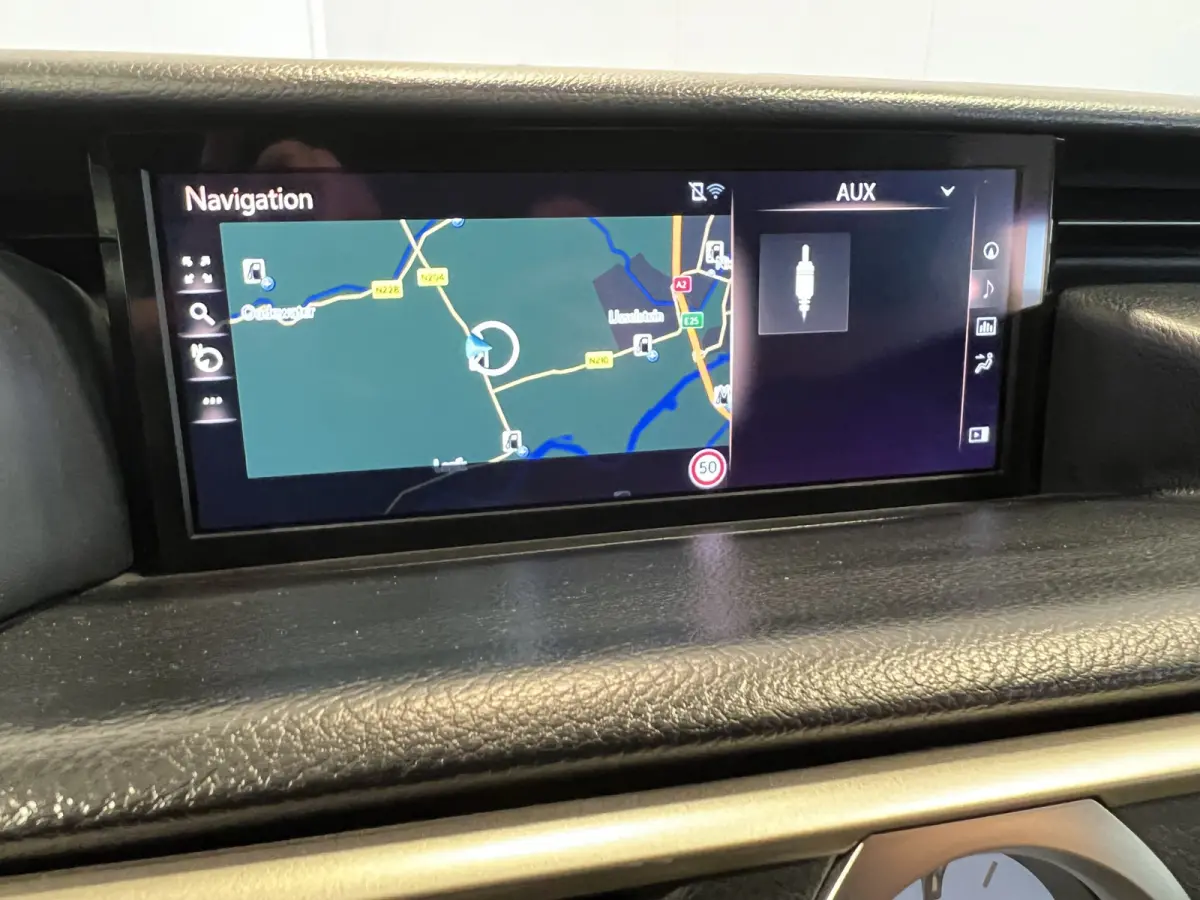 300h F SPORT Line | Navigatie | LM Velgen 19" | Voorstoelen Verwarmd/Geventileerd | Achteruitrijcamera + PDC Voor en Achter | Lederen Bekleding |