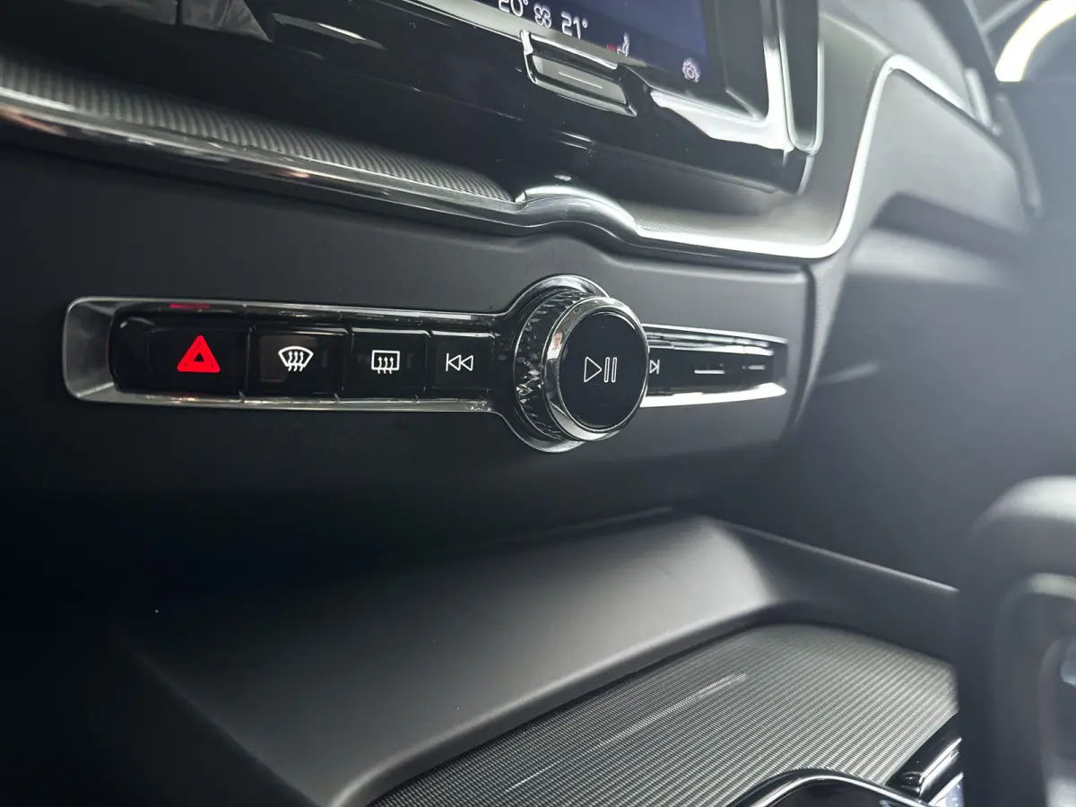 T6 Plug-in hybrid AWD Plus Dark | Panoramadak | 360° camera | Stoel- en Stuurverwarming | Trekhaak