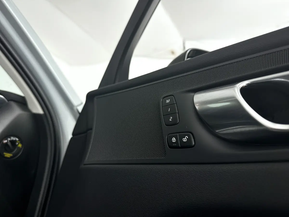 T6 Plug-in hybrid AWD Plus Dark | Panoramadak | 360° camera | Stoel- en Stuurverwarming | Trekhaak