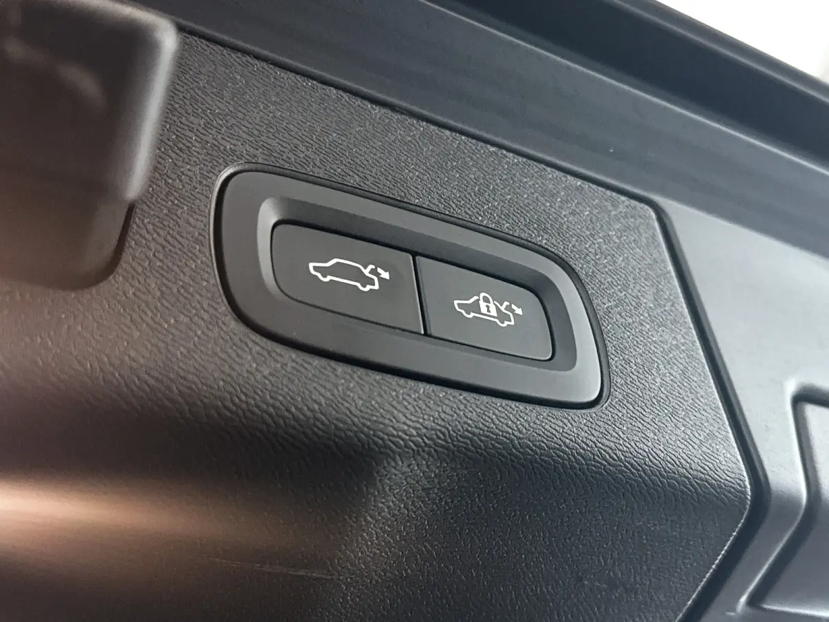 T6 Plug-in hybrid AWD Plus Dark | Panoramadak | 360° camera | Stoel- en Stuurverwarming | Trekhaak