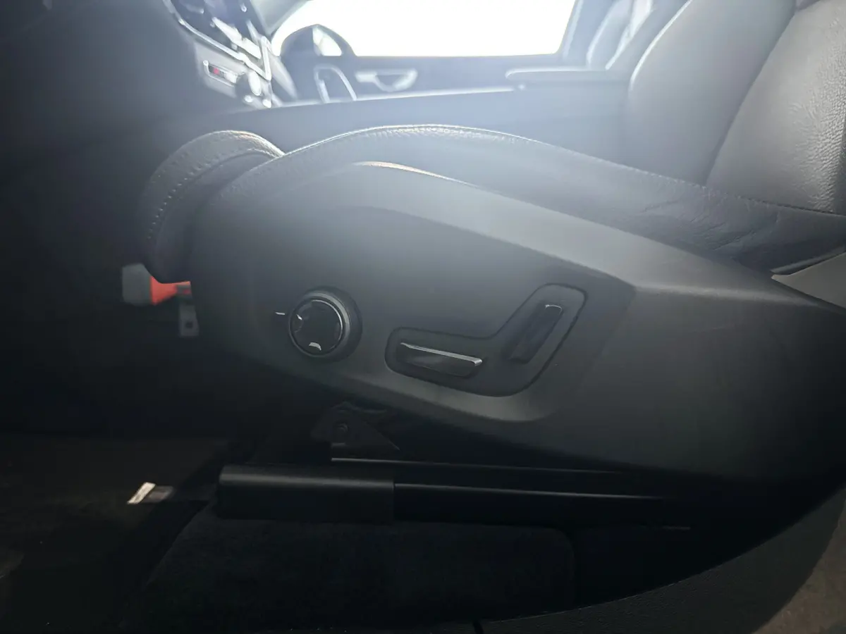 T6 Plug-in hybrid AWD Plus Dark | Panoramadak | 360° camera | Stoel- en Stuurverwarming | Trekhaak