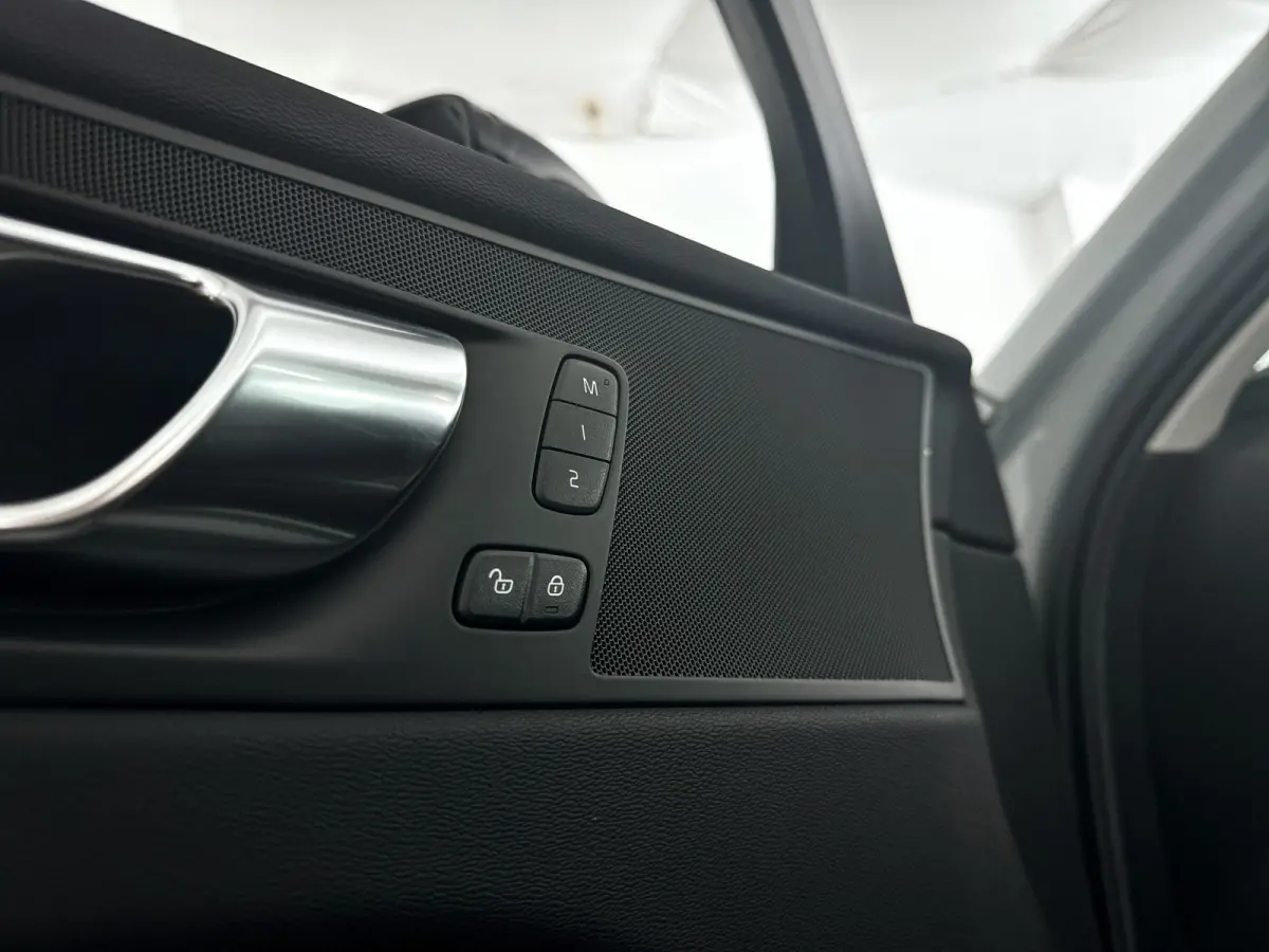 T6 Plug-in hybrid AWD Plus Dark | Panoramadak | 360° camera | Stoel- en Stuurverwarming | Trekhaak