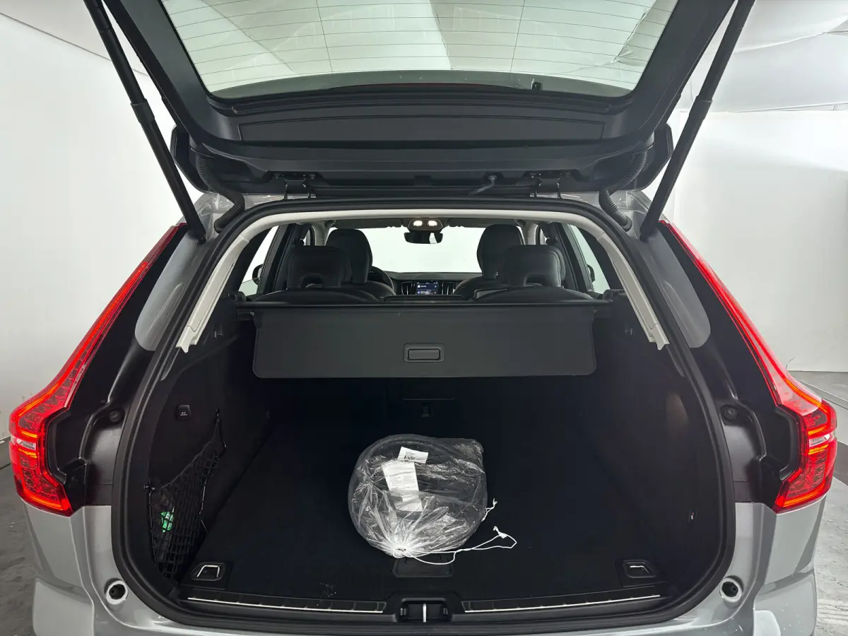 T6 Plug-in hybrid AWD Plus Dark | Panoramadak | 360° camera | Stoel- en Stuurverwarming | Trekhaak