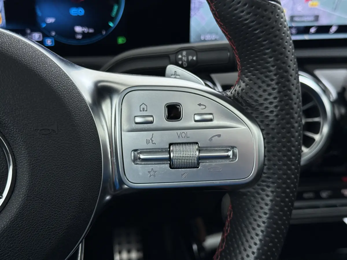 250e AMG // SoH 93,9% // Panoramadak // Nightpakket // Sfeerverlichting // Carplay // Camera // Keyless // MultiBeam