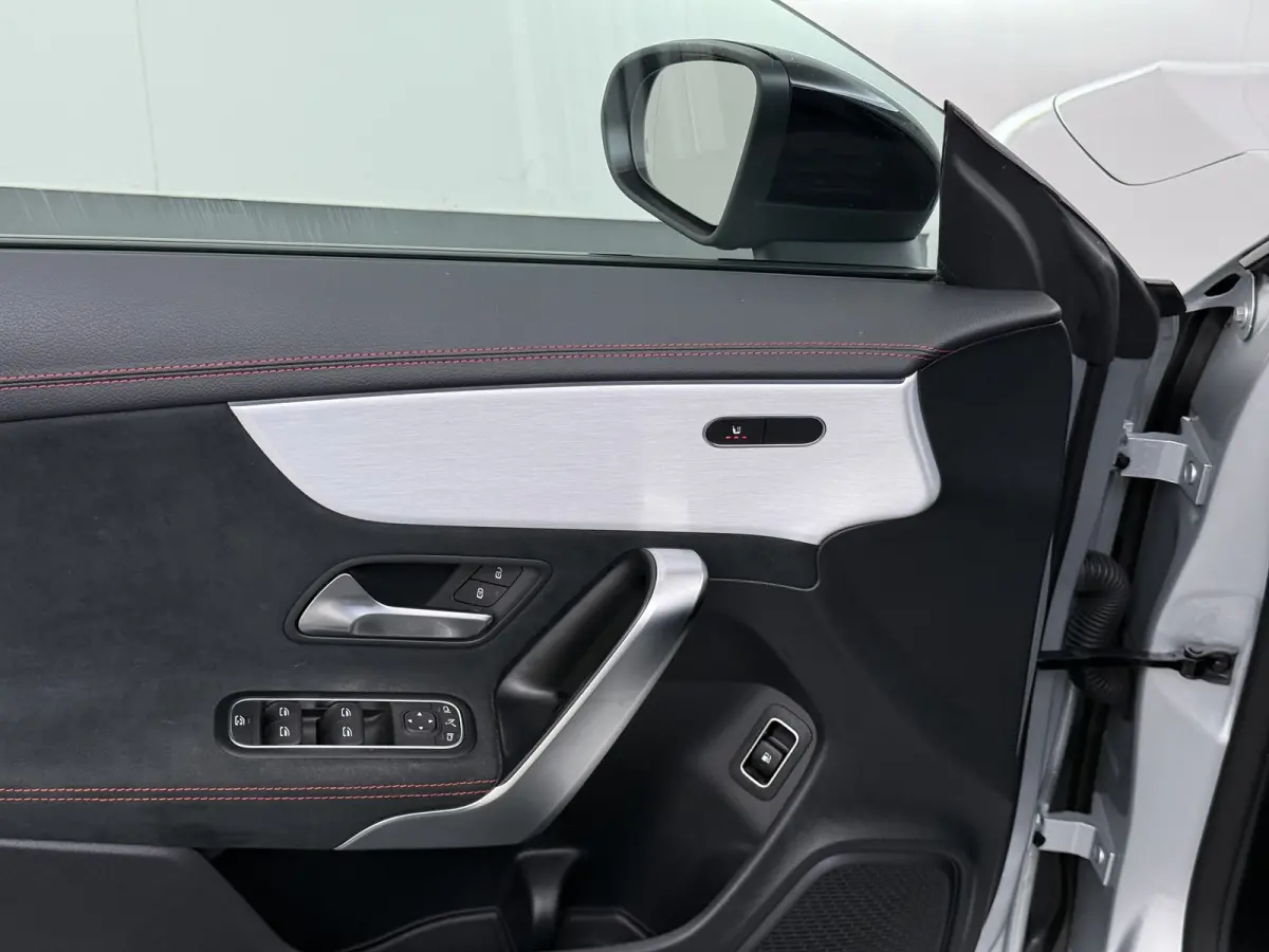 250e AMG // SoH 93,9% // Panoramadak // Nightpakket // Sfeerverlichting // Carplay // Camera // Keyless // MultiBeam