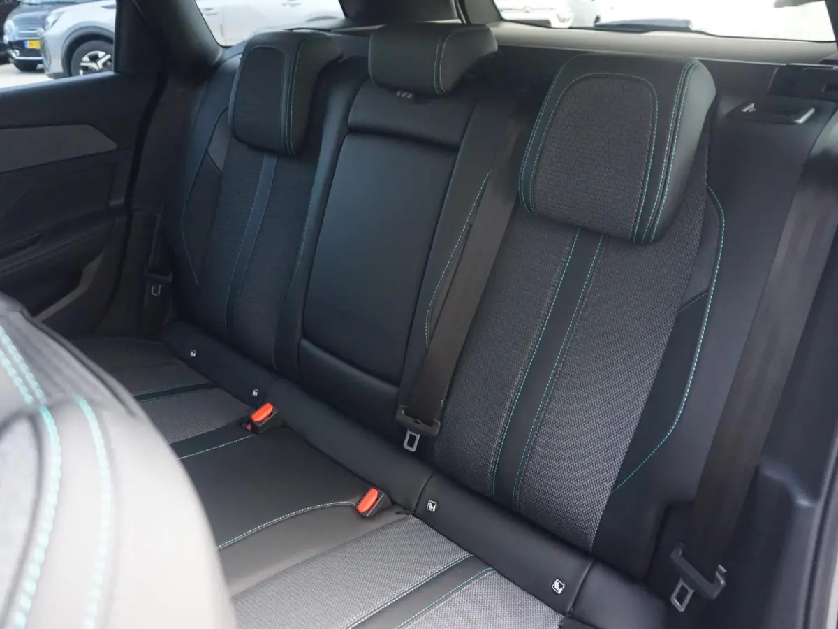 1.6 Plug-in Hybrid 180 Allure Avantage