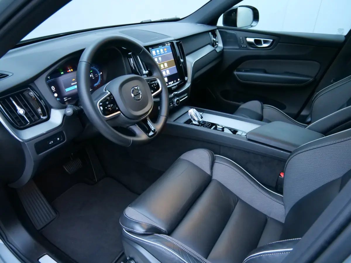 2.0 T6 Plug-in hybrid AWD Plus Dark 350 Pk Automaat Navi / Leer / Pano-dak / DAB / Apple Carplay / Harman Kardon