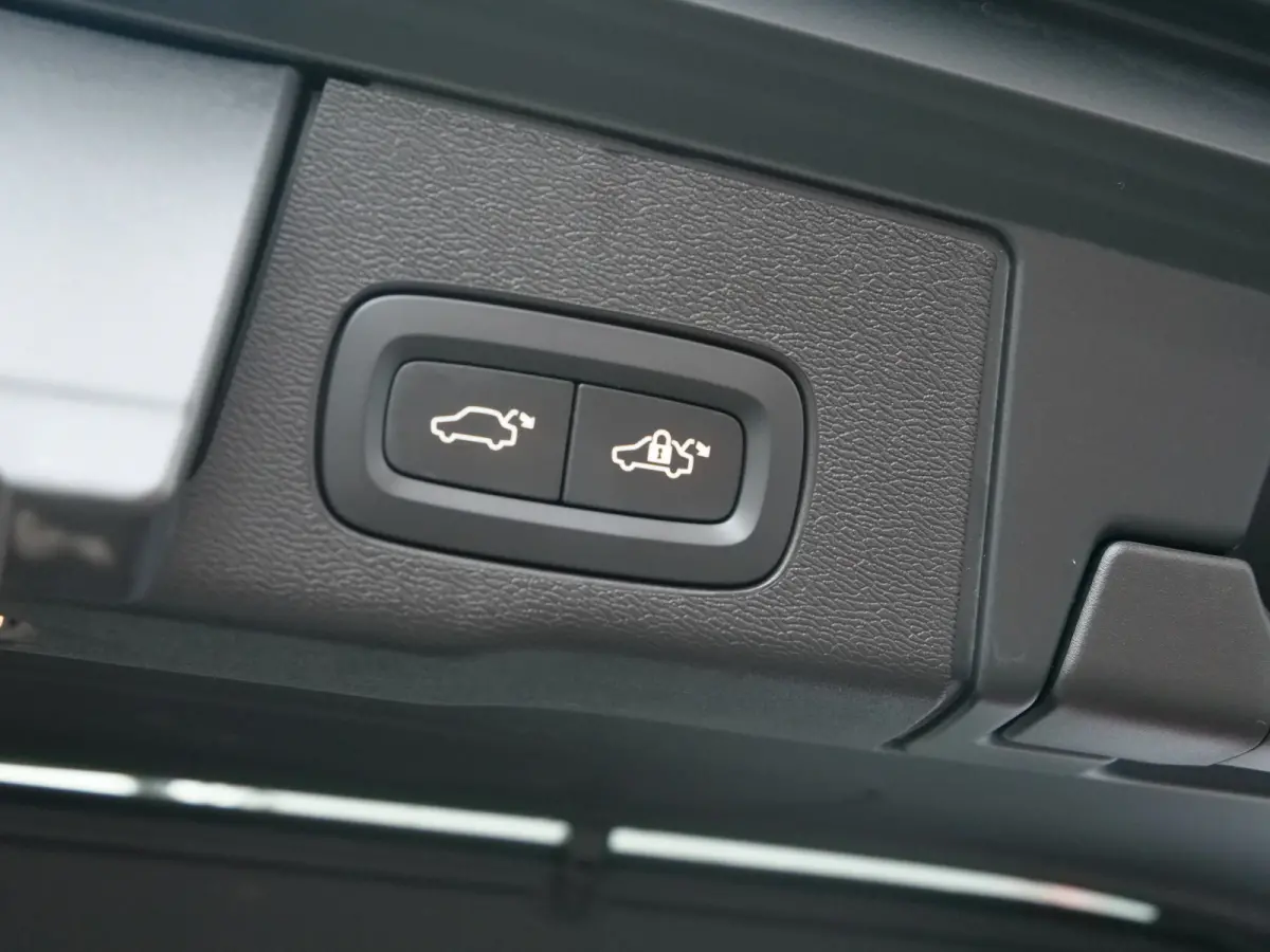 2.0 T6 Plug-in hybrid AWD Plus Dark 350 Pk Automaat Navi / Leer / Pano-dak / DAB / Apple Carplay / Harman Kardon