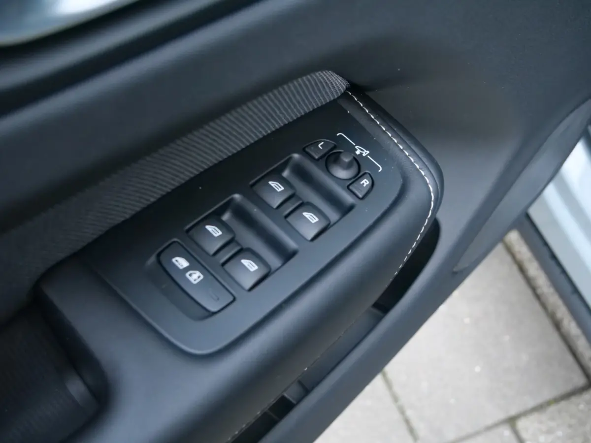 2.0 T6 Plug-in hybrid AWD Plus Dark 350 Pk Automaat Navi / Leer / Pano-dak / DAB / Apple Carplay / Harman Kardon