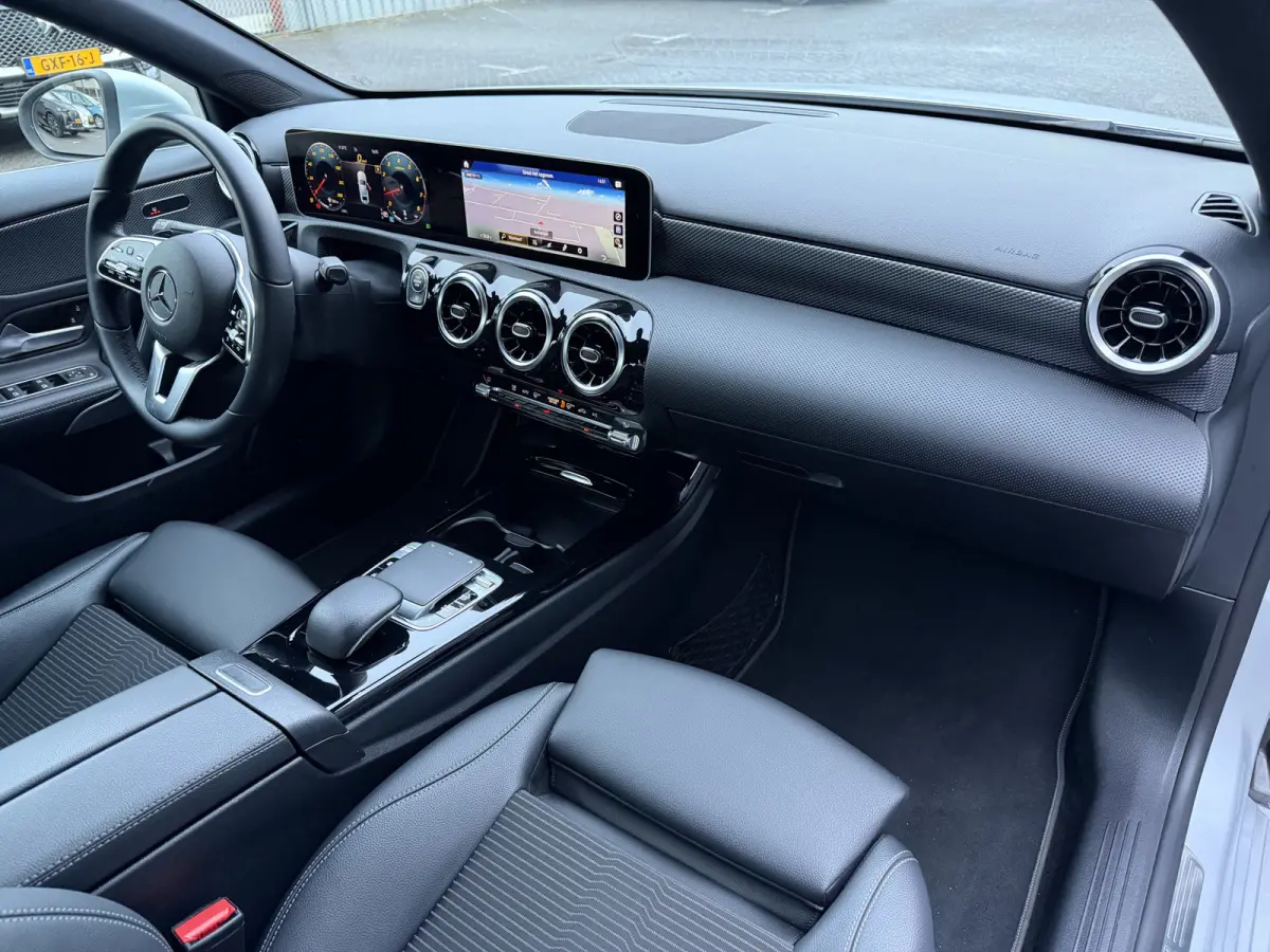 220 Advantage (Trekhaak - Automatische Airco - Navigatie - LED - Stoelverwarming - Camera - Parkeersensoren V+A)