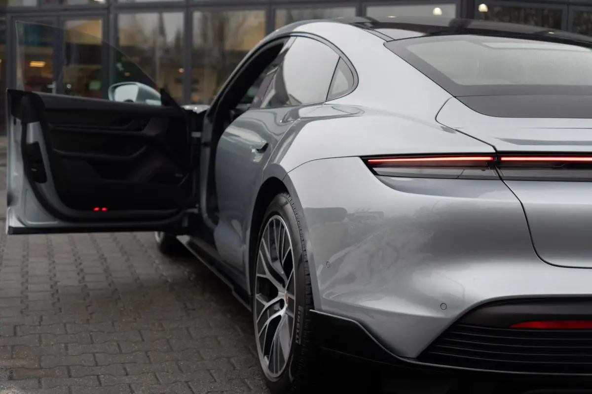4S Performance 84 kWh|1 Eig.|Matrix|Chrono|Achteras besturing|Panoramadak|SportDesign|Bose|Luchtvering|Full Option|Dealer Onderhouden