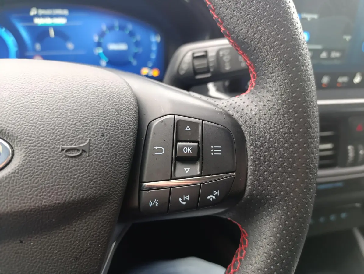 1.0 EcoBoost ST Line X Business | Adaptieve Cruise Control | Trekhaak | Stoel/stuur voorruitverwarming | 18 inch LMV | Dodehoekdetectie | Elek. achterklep