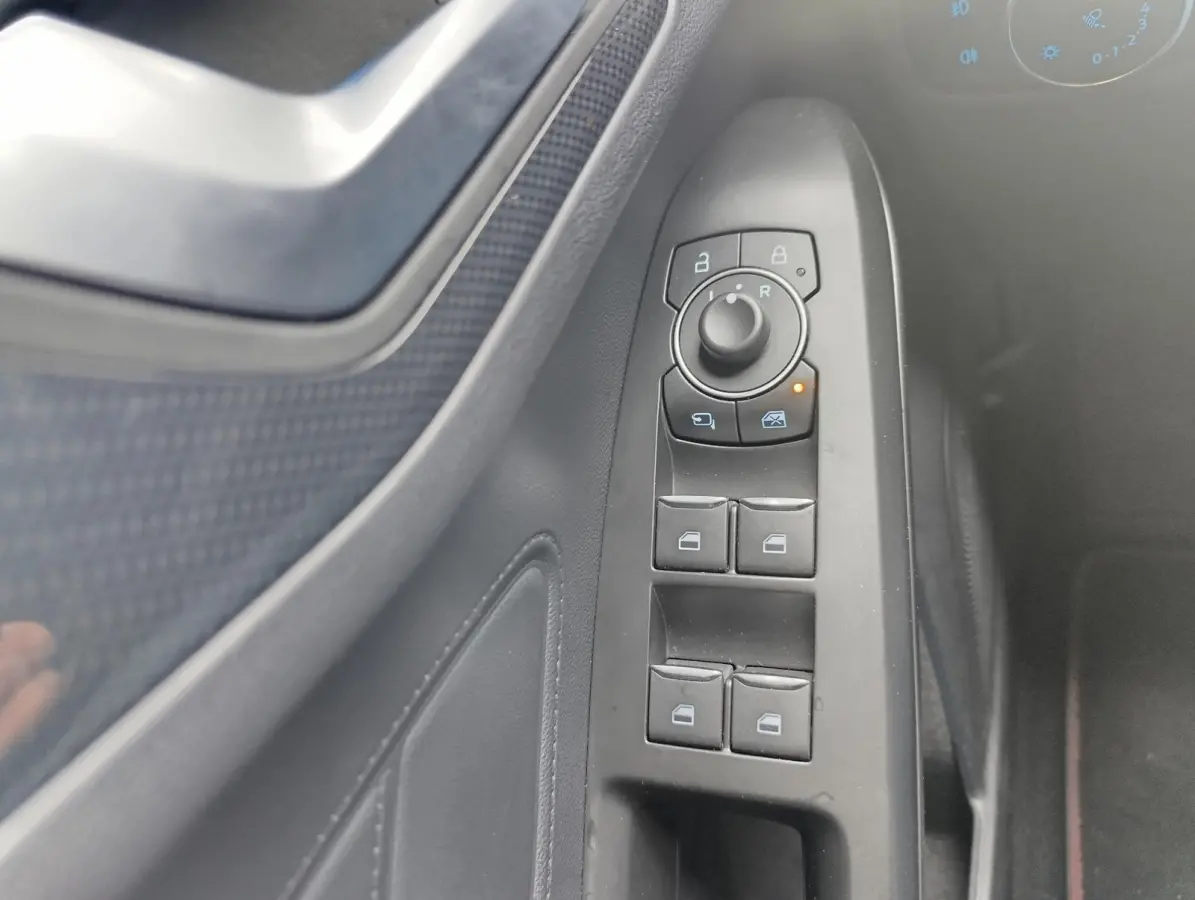 1.0 EcoBoost ST Line X Business | Adaptieve Cruise Control | Trekhaak | Stoel/stuur voorruitverwarming | 18 inch LMV | Dodehoekdetectie | Elek. achterklep