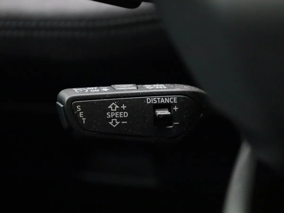 edition quattro 100 kWh l SoH 99% | Adaptive cruise control l Panorama-glasdak l Airco l B&O Premium soundsysteem l Stoelverwarming l Adaptive air suspension l Verwarmbaar stuurwiel l Warmte