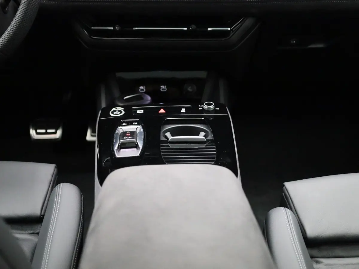 edition quattro 100 kWh l SoH 99% | Adaptive cruise control l Panorama-glasdak l Airco l B&O Premium soundsysteem l Stoelverwarming l Adaptive air suspension l Verwarmbaar stuurwiel l Warmte