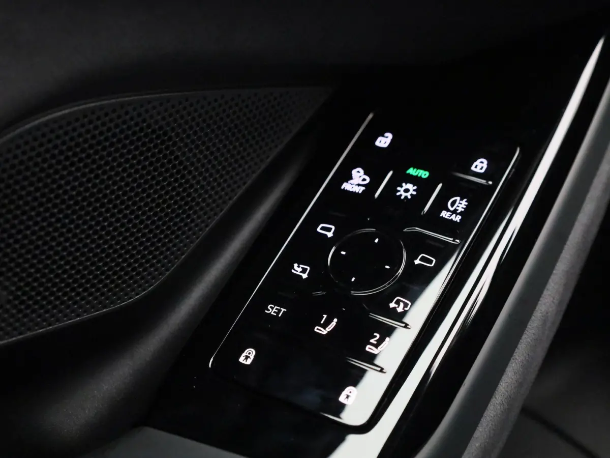 edition quattro 100 kWh l SoH 99% | Adaptive cruise control l Panorama-glasdak l Airco l B&O Premium soundsysteem l Stoelverwarming l Adaptive air suspension l Verwarmbaar stuurwiel l Warmte