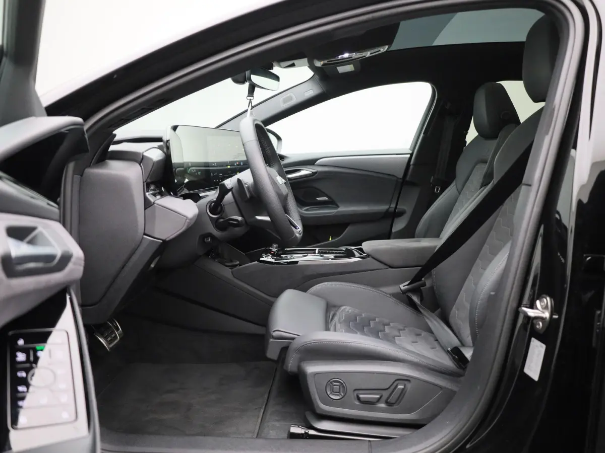 edition quattro 100 kWh l SoH 99% | Adaptive cruise control l Panorama-glasdak l Airco l B&O Premium soundsysteem l Stoelverwarming l Adaptive air suspension l Verwarmbaar stuurwiel l Warmte