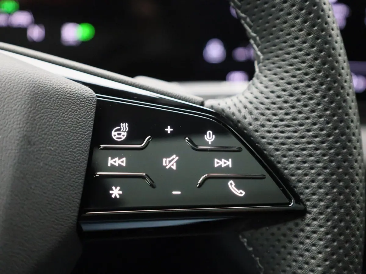 edition quattro 100 kWh l SoH 99% | Adaptive cruise control l Panorama-glasdak l Airco l B&O Premium soundsysteem l Stoelverwarming l Adaptive air suspension l Verwarmbaar stuurwiel l Warmte