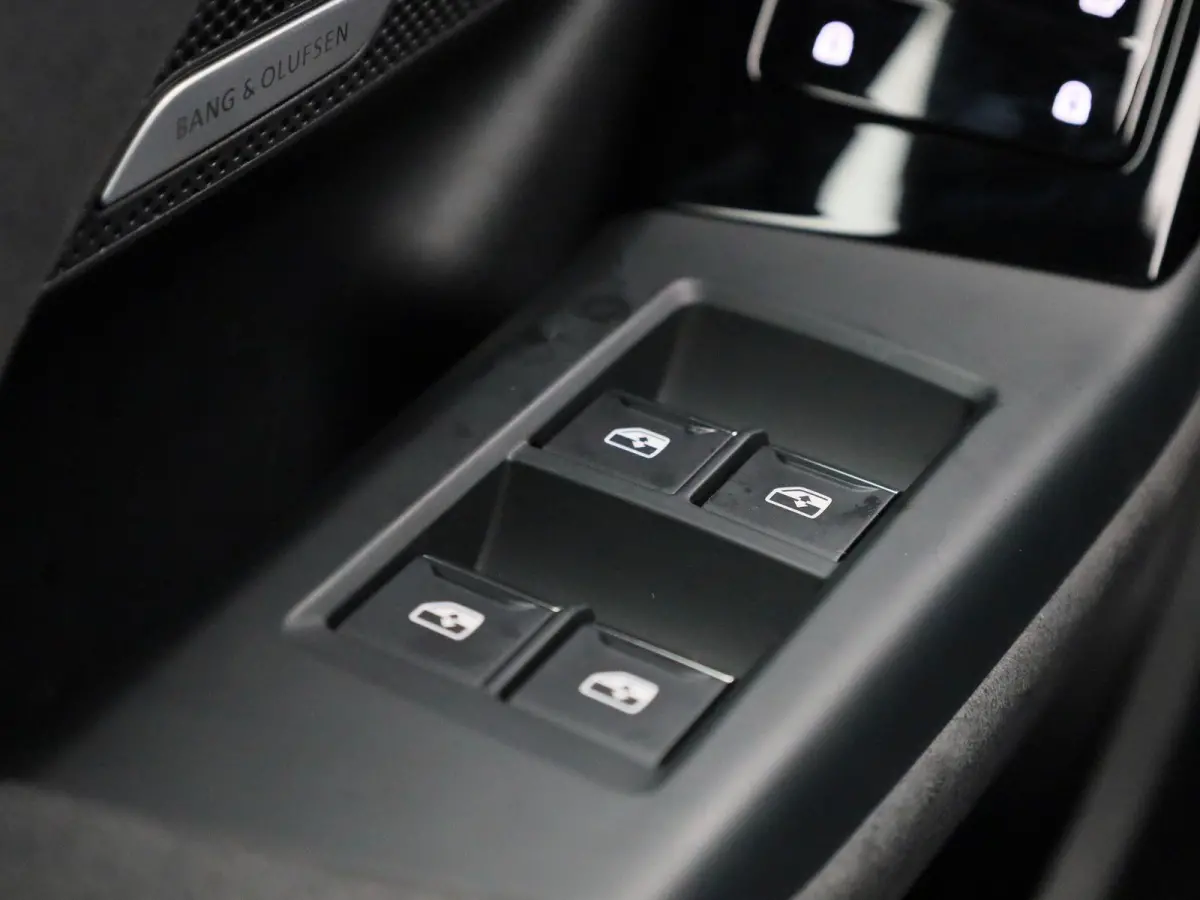 edition quattro 100 kWh l SoH 99% | Adaptive cruise control l Panorama-glasdak l Airco l B&O Premium soundsysteem l Stoelverwarming l Adaptive air suspension l Verwarmbaar stuurwiel l Warmte
