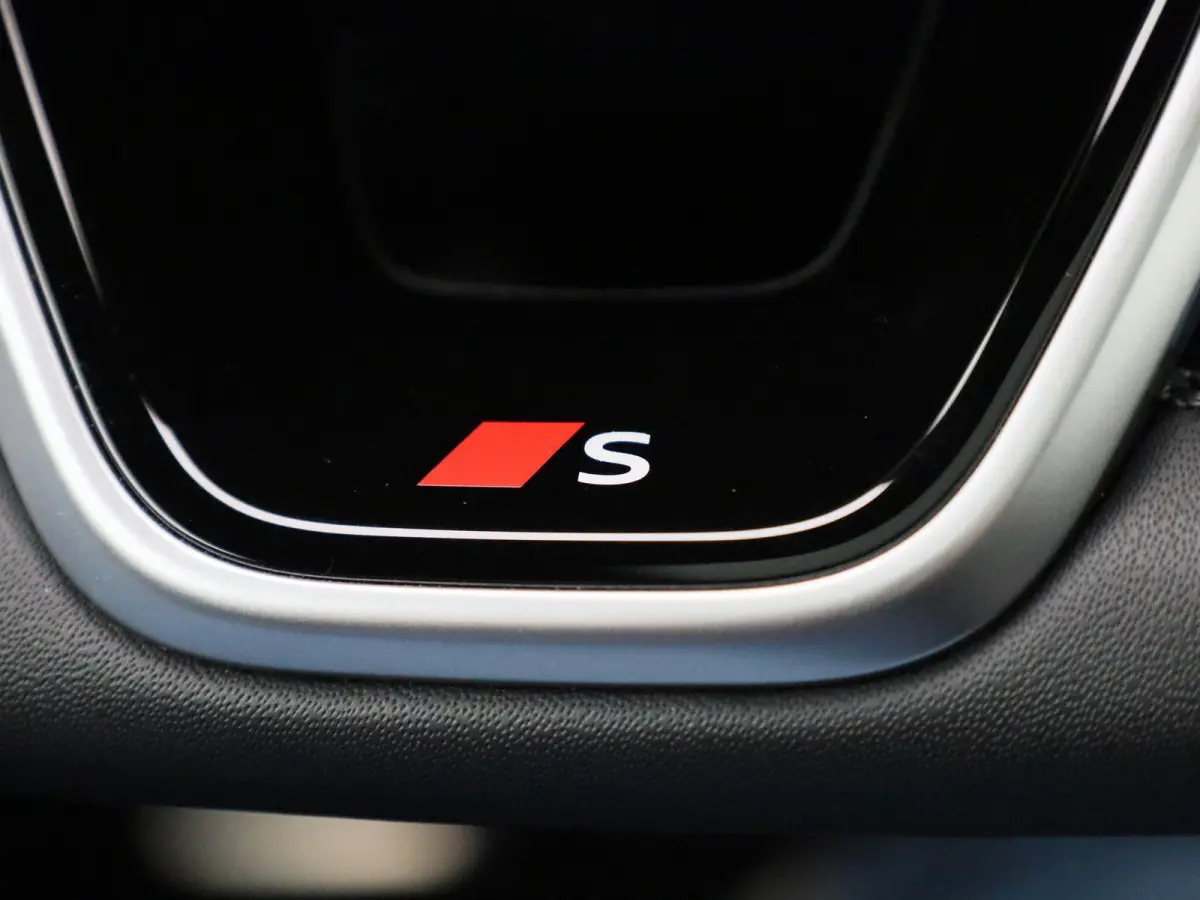 edition quattro 100 kWh l SoH 99% | Adaptive cruise control l Panorama-glasdak l Airco l B&O Premium soundsysteem l Stoelverwarming l Adaptive air suspension l Verwarmbaar stuurwiel l Warmte